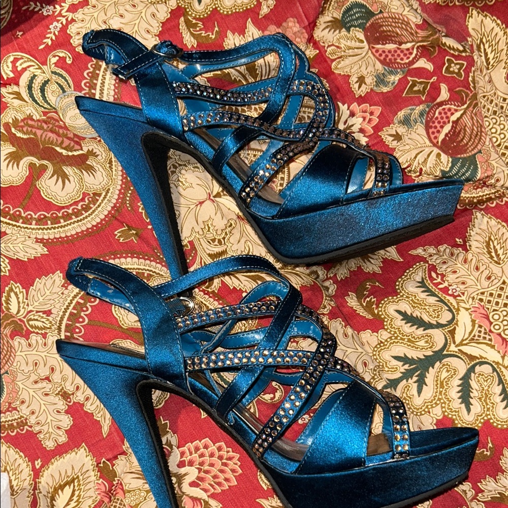 Steve Madden Shimmering Blue Strappy Sandals